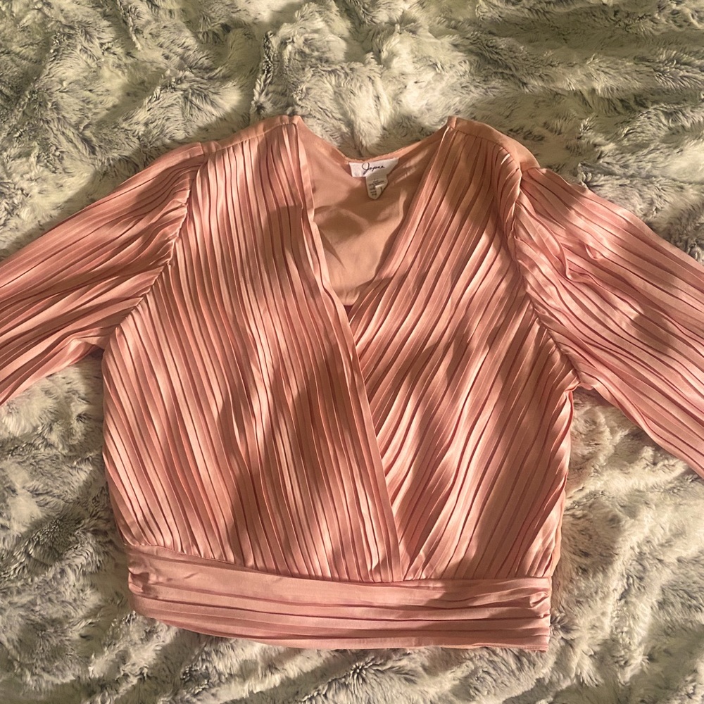 beautiful pink blouse. barely worn. size sm/med. excellent condition.